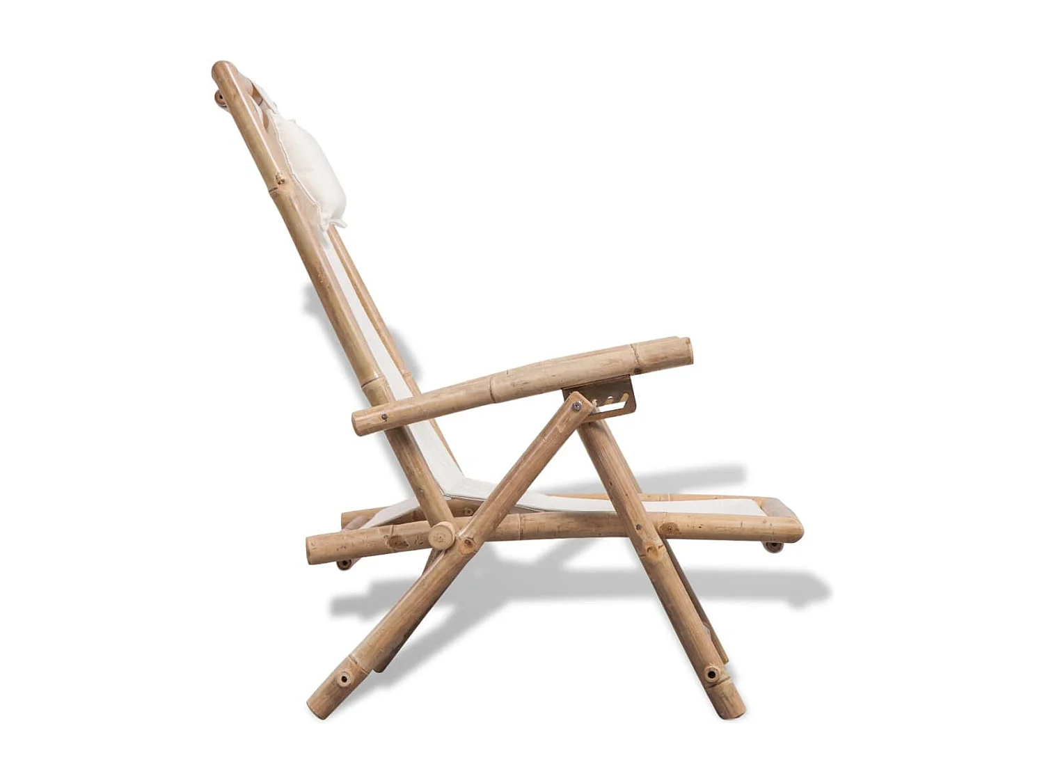 Silla de bambú para patio exterior.