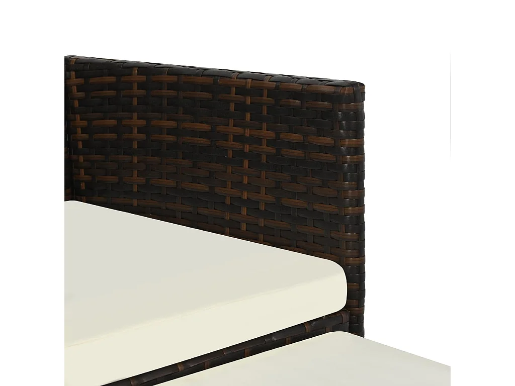 Sofá de jardín, mesa de té y taburetes de resina tejida marrón.