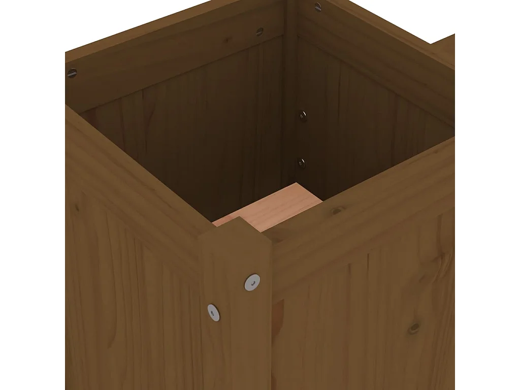 Bank mit honigbraunen Pflanzgefäßen aus massivem Kiefernholz