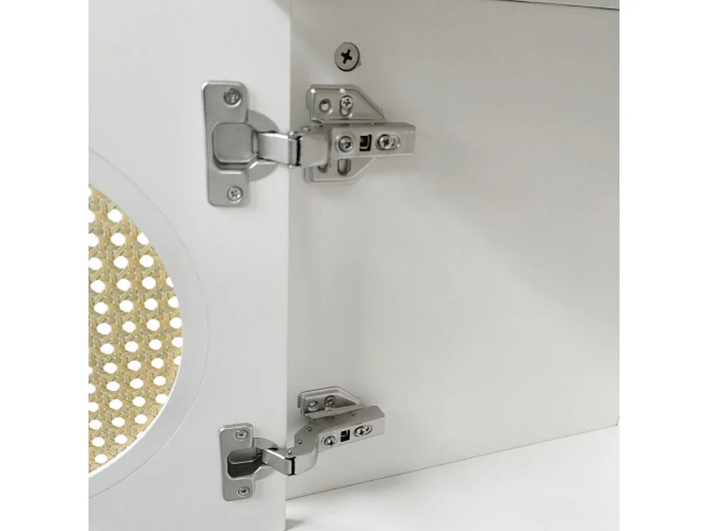 Geschilderd tv-meubel met gebogen rotan deuren en laden