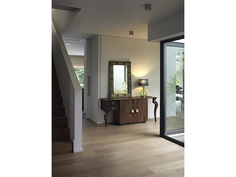 Credenza asimmetrica con 2 ante in legno massiccio di acacia