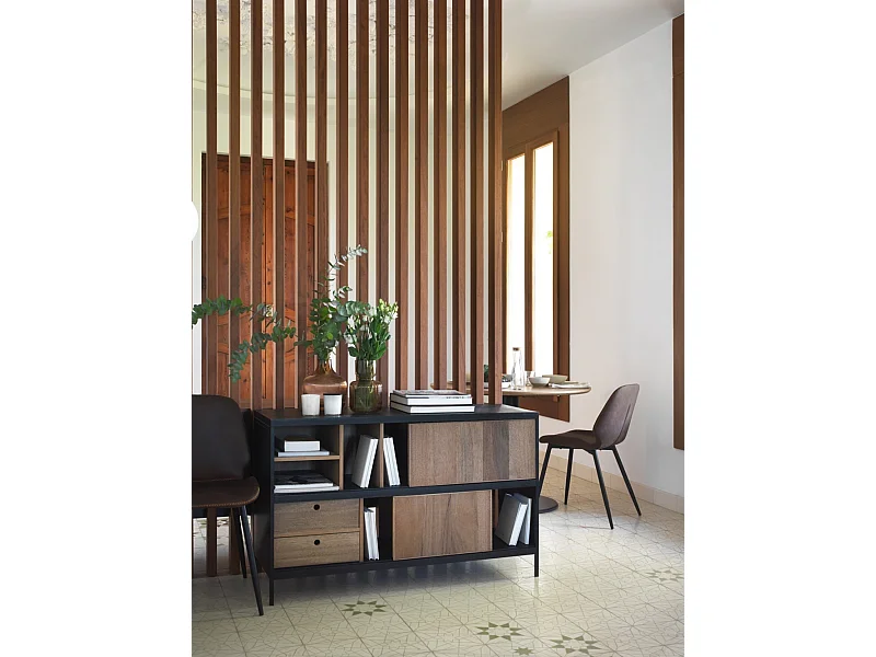 Credenza in legno di frassino di colore nero con base in metallo