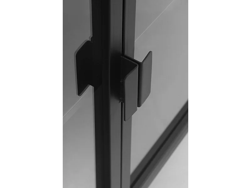 Sideboard mit Glastüren und Glasseiten und schwarzem Metallgestell