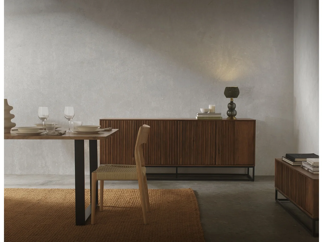 Piccola credenza in legno massiccio di mango e base in metallo