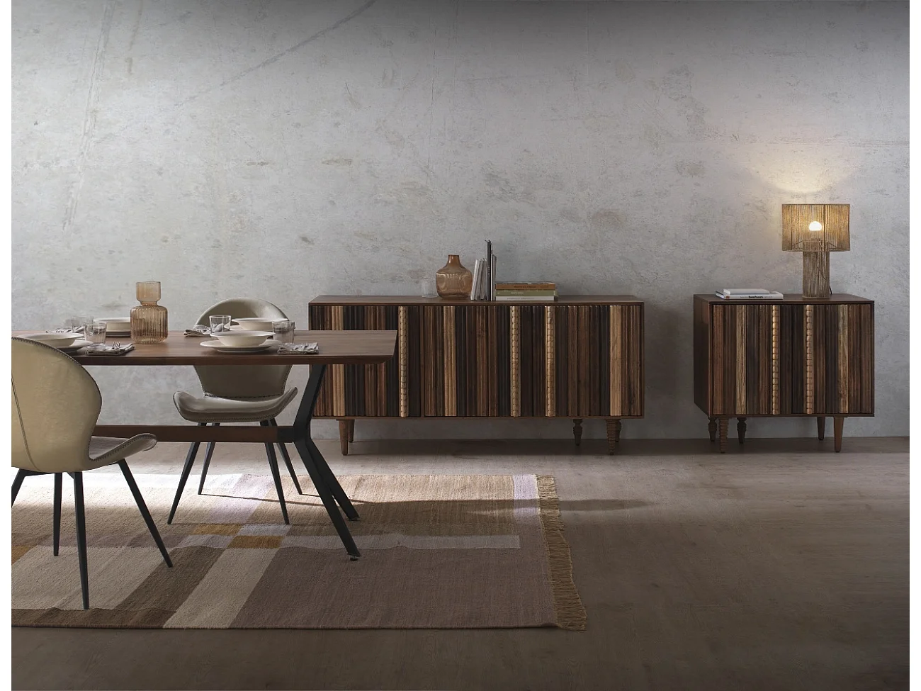 Kleines Sideboard mit 2 mehrfarbigen Türen aus massivem Akazienholz