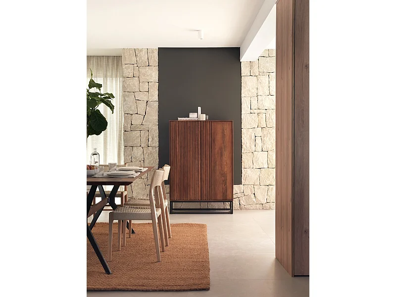Credenza alta in legno di mango massiccio con base in metallo