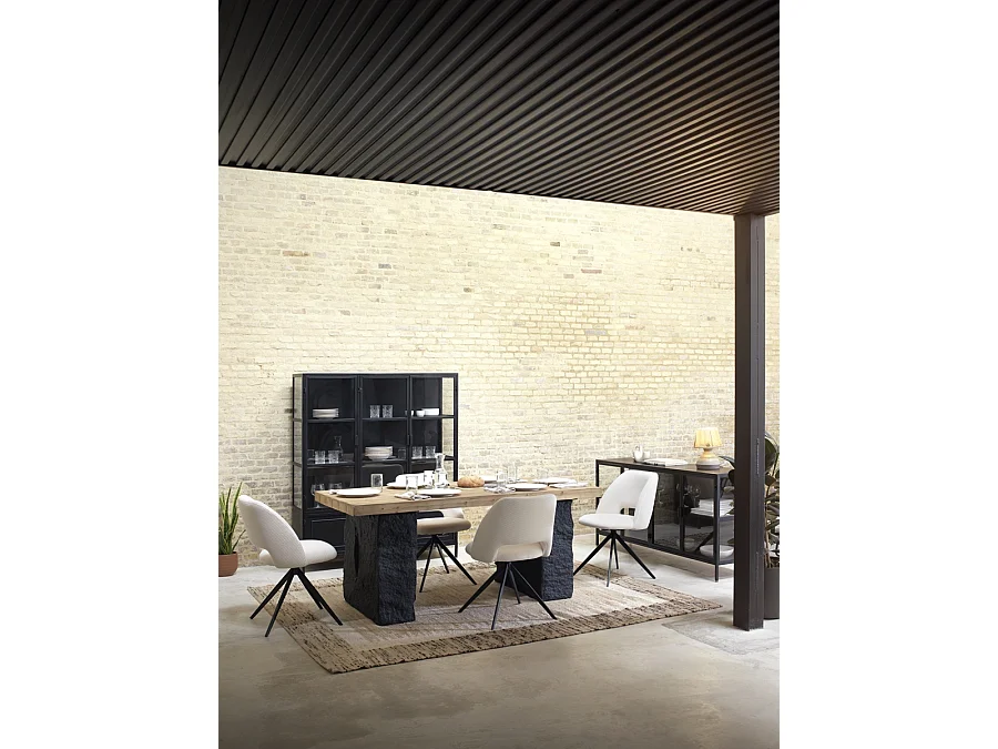 Vitrinentüren und -seiten aus Glas und schwarze Metallstruktur