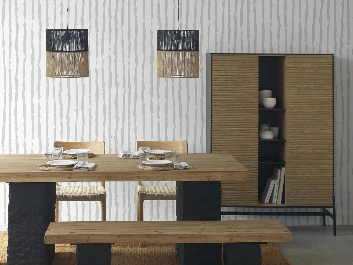 Vitrine aus schwarzem Eschenfurnier mit naturfarbenen Türen