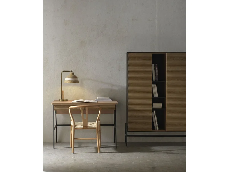 Vitrine plaquée en bois de frêne noir avec portes naturelles