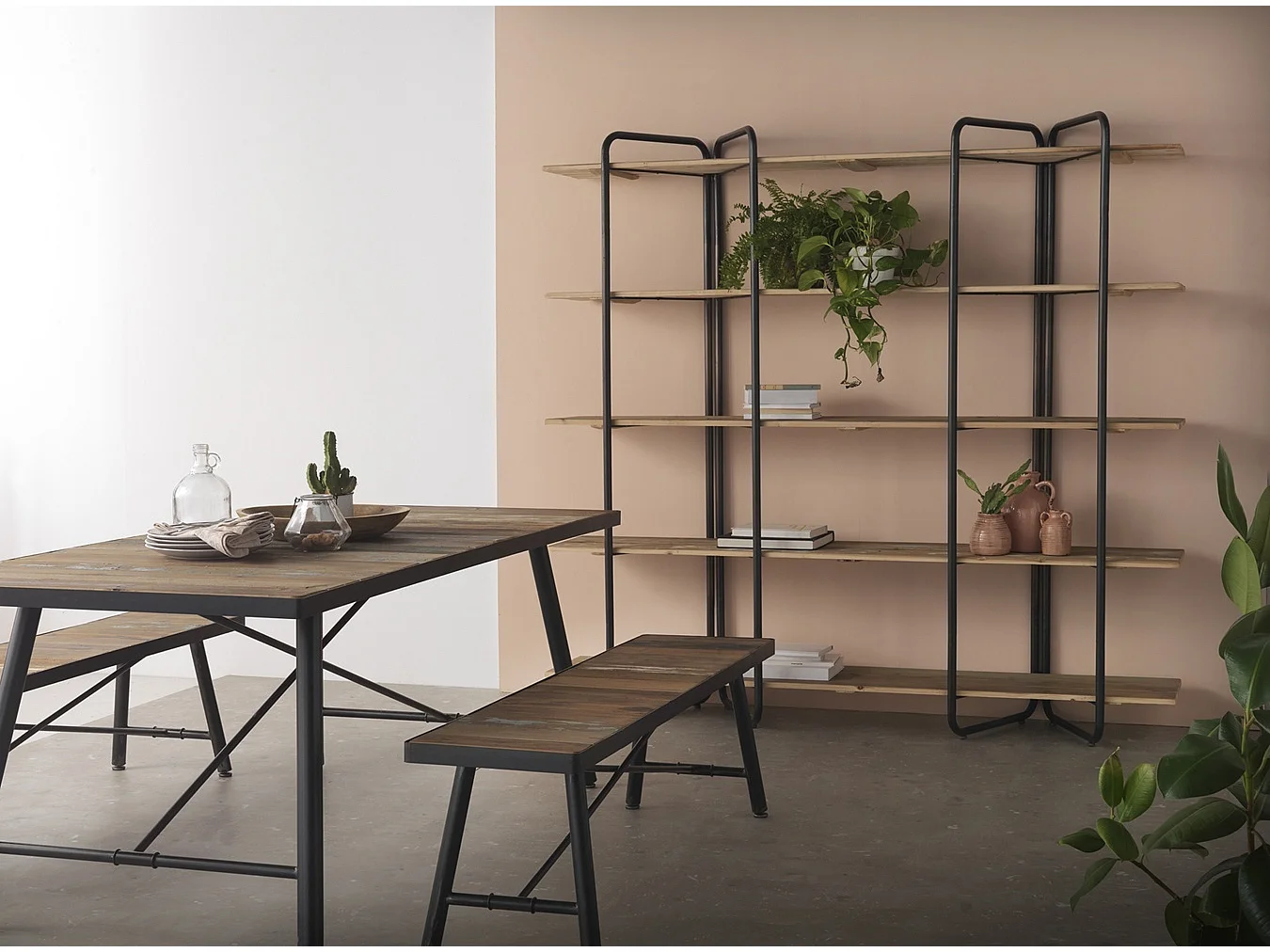 Estantería de madera de abeto y estructura metálica