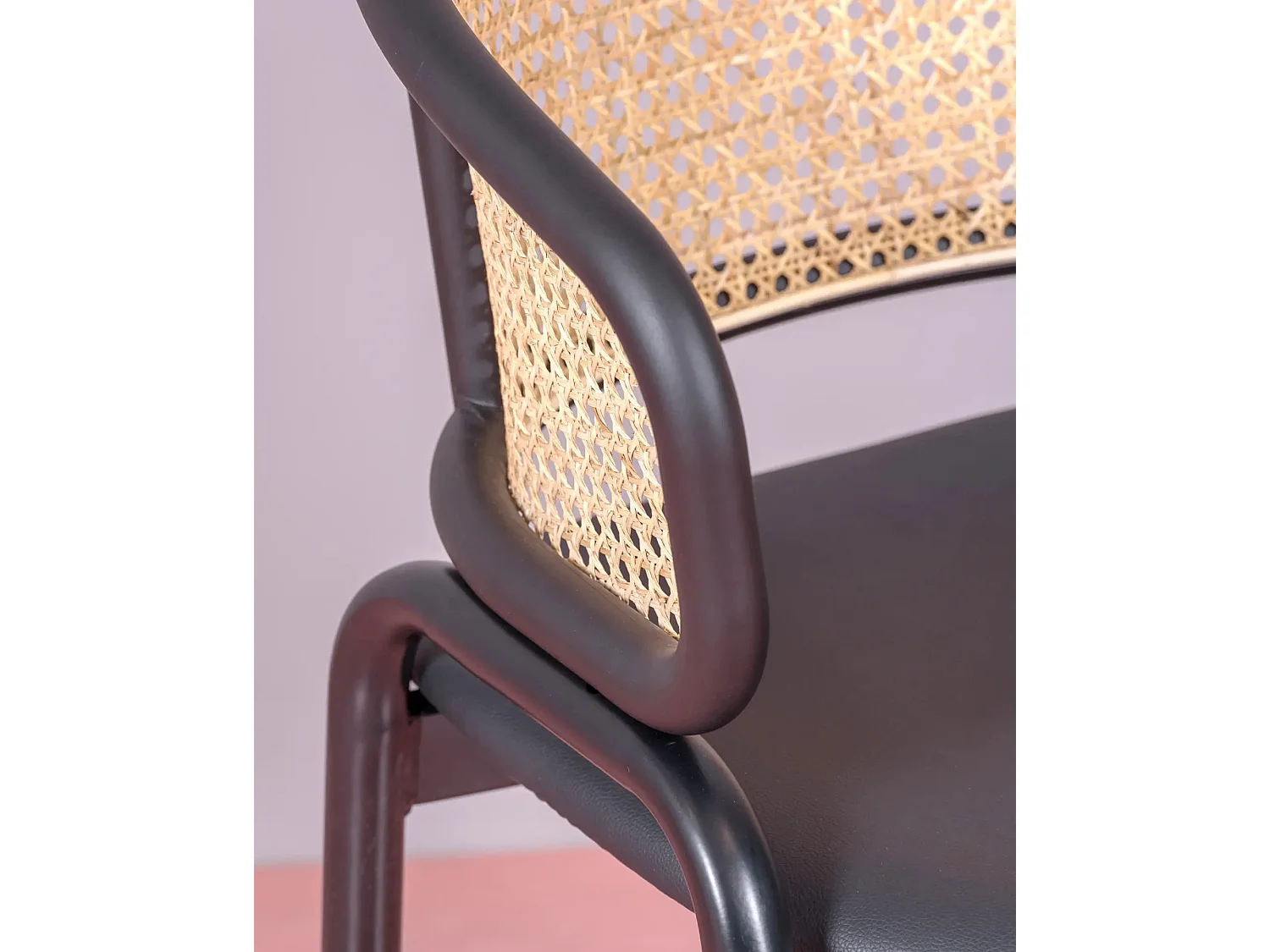 Sedia con braccioli in metallo con schienale in rattan naturale - Morley - Nero