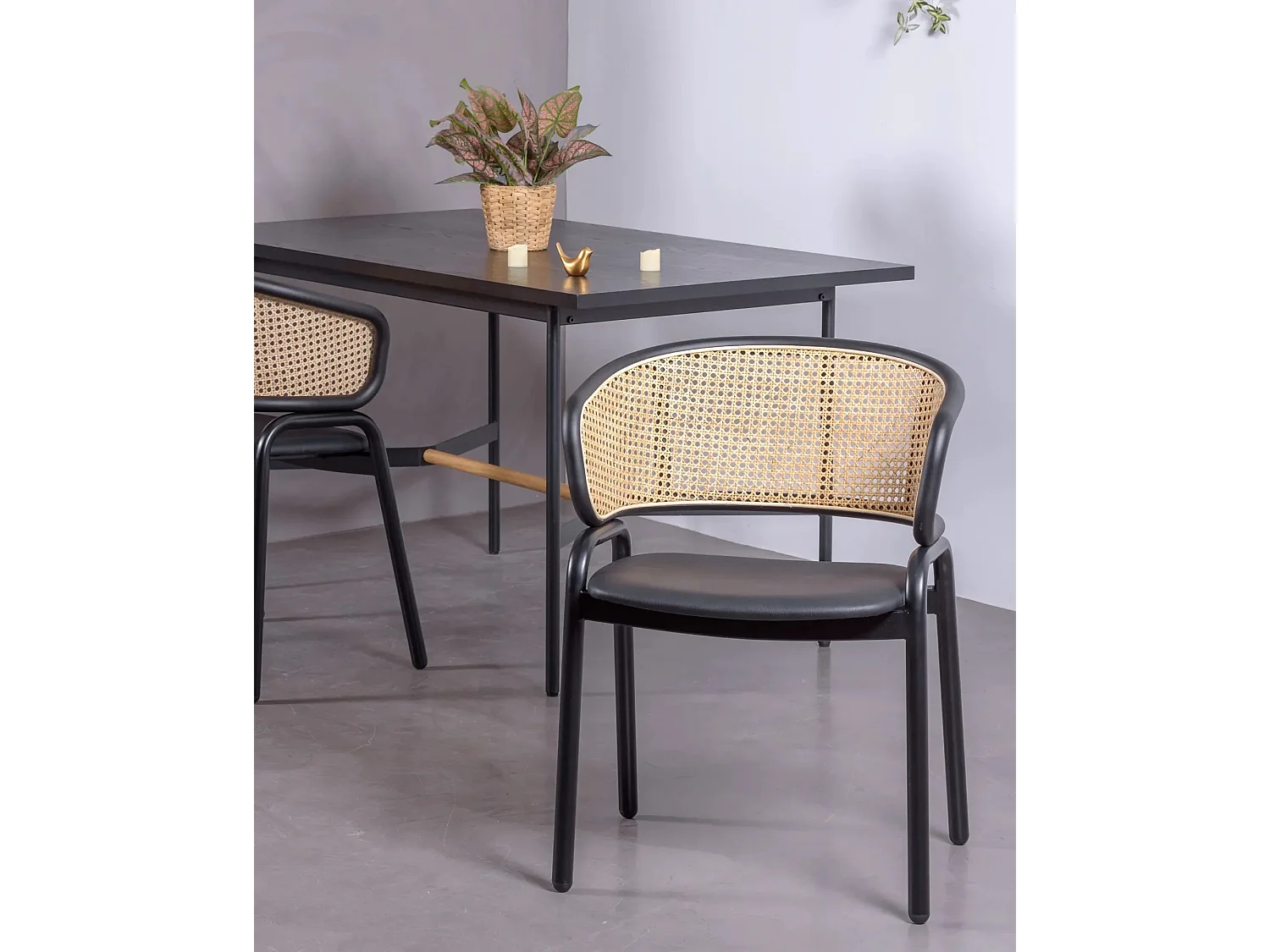 Sedia con braccioli in metallo con schienale in rattan naturale - Morley - Nero