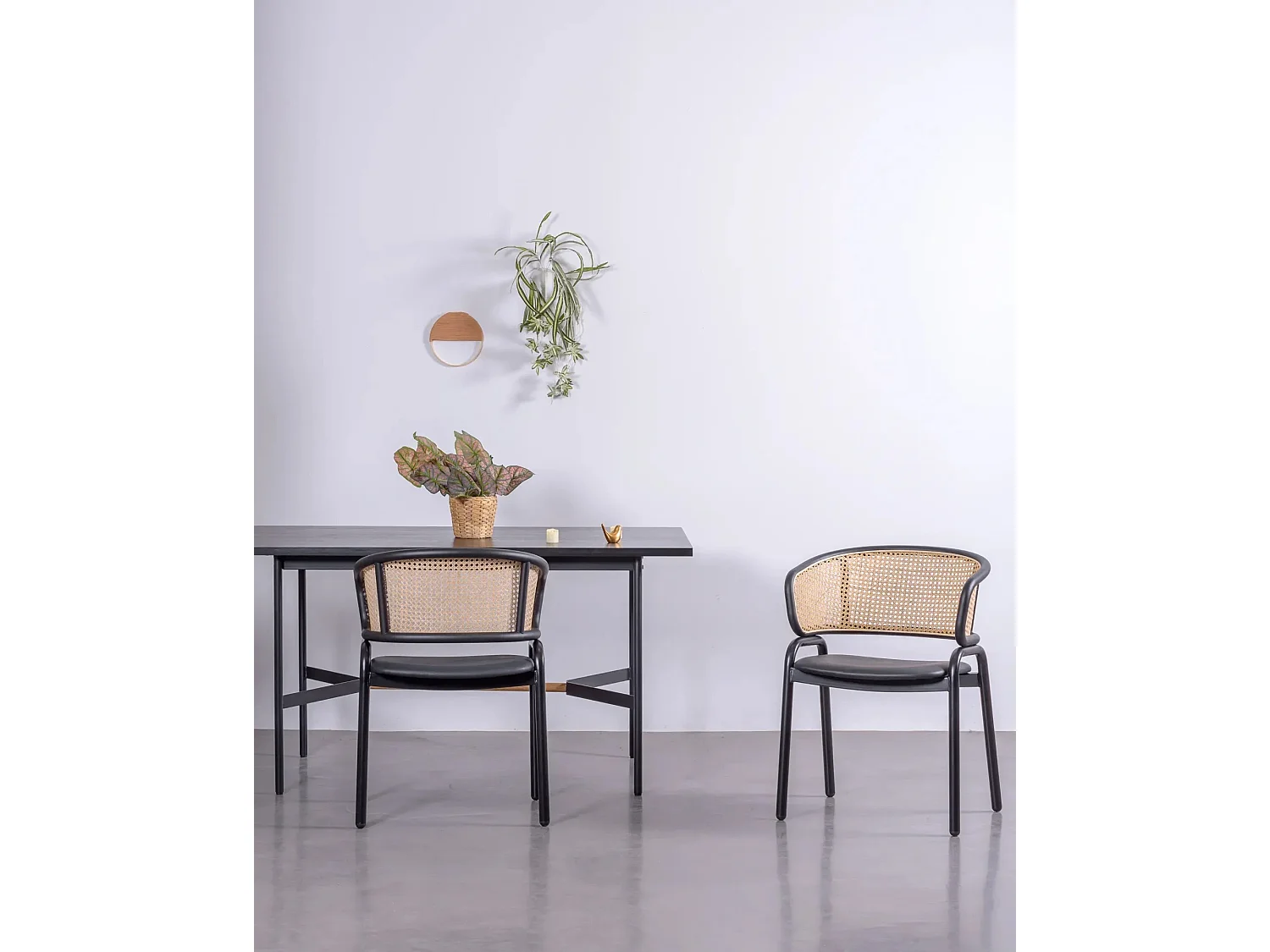 Sedia con braccioli in metallo con schienale in rattan naturale - Morley - Nero