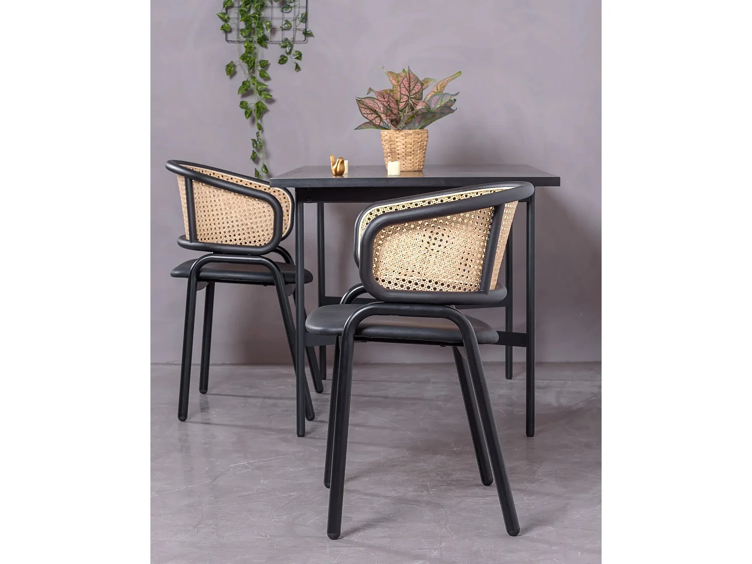Cadeira de metal com braços e encosto em rattan natural - Morley - Preto