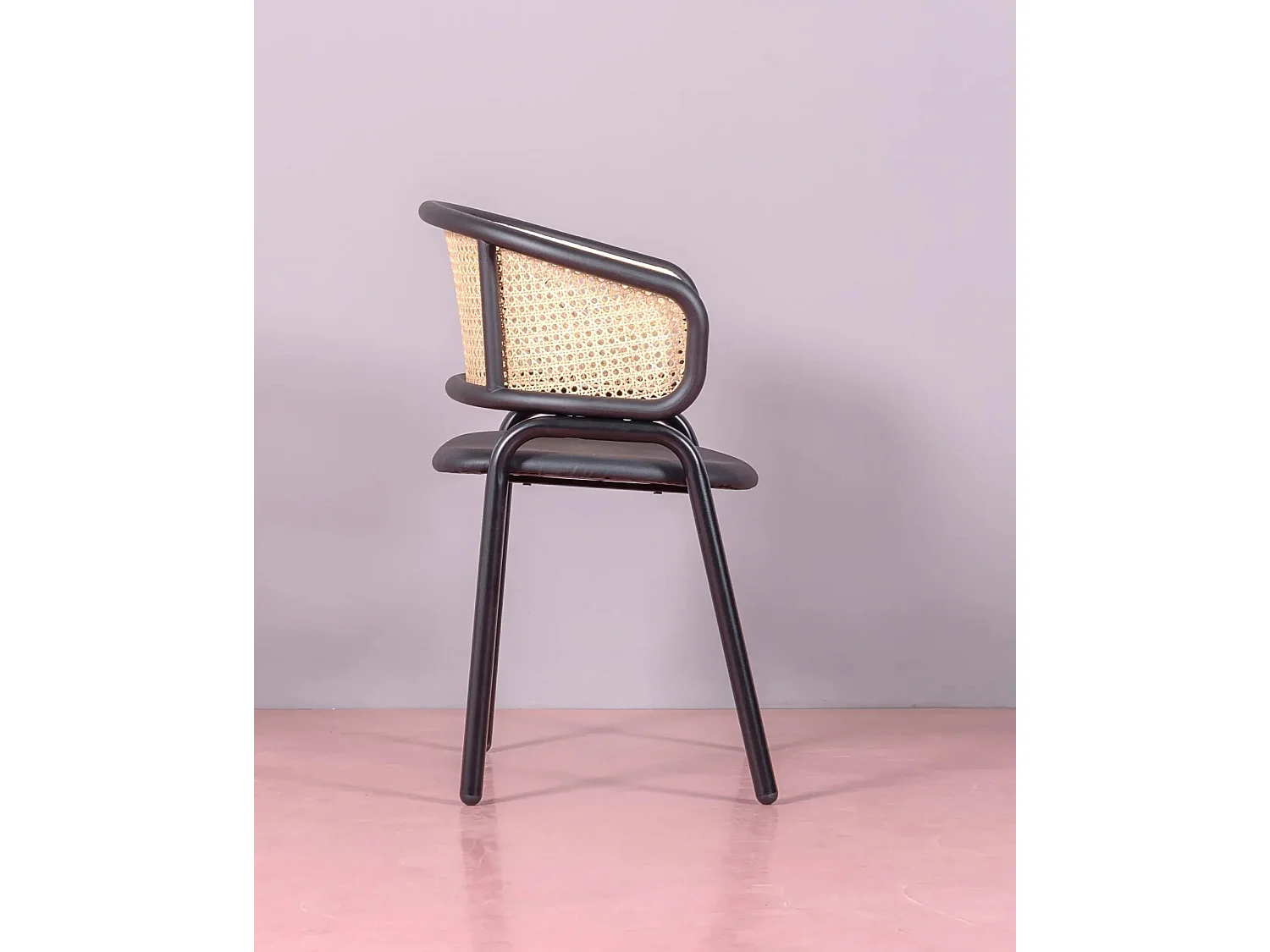 Cadeira de metal com braços e encosto em rattan natural - Morley - Preto