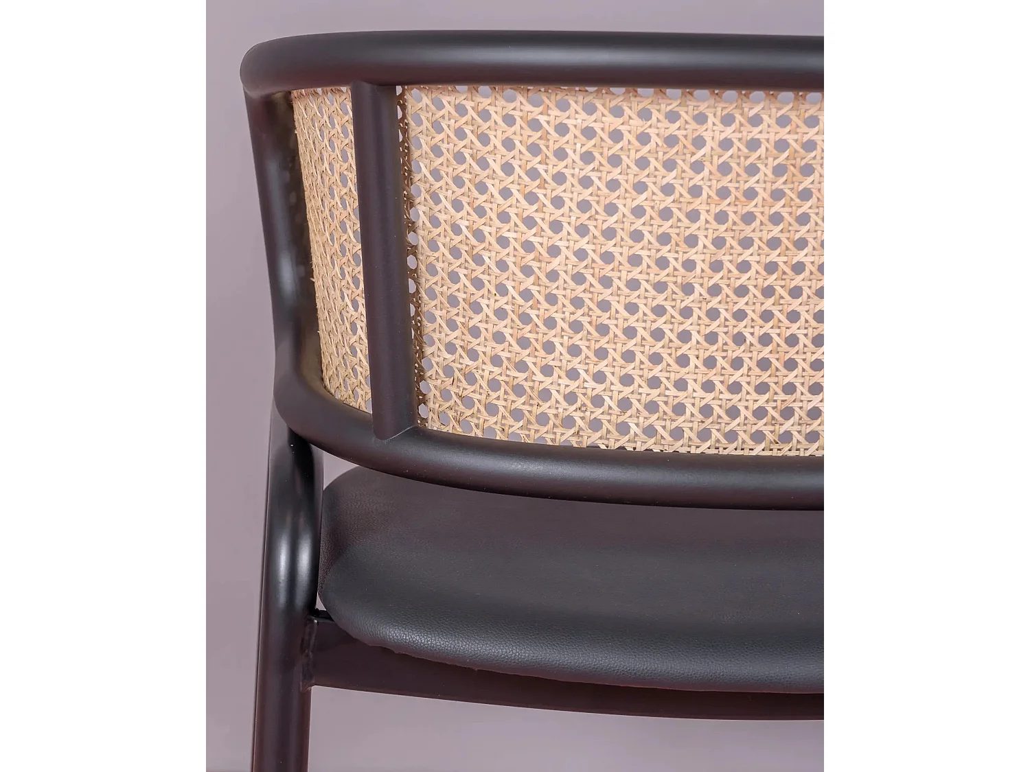 Cadeira de metal com braços e encosto em rattan natural - Morley - Preto