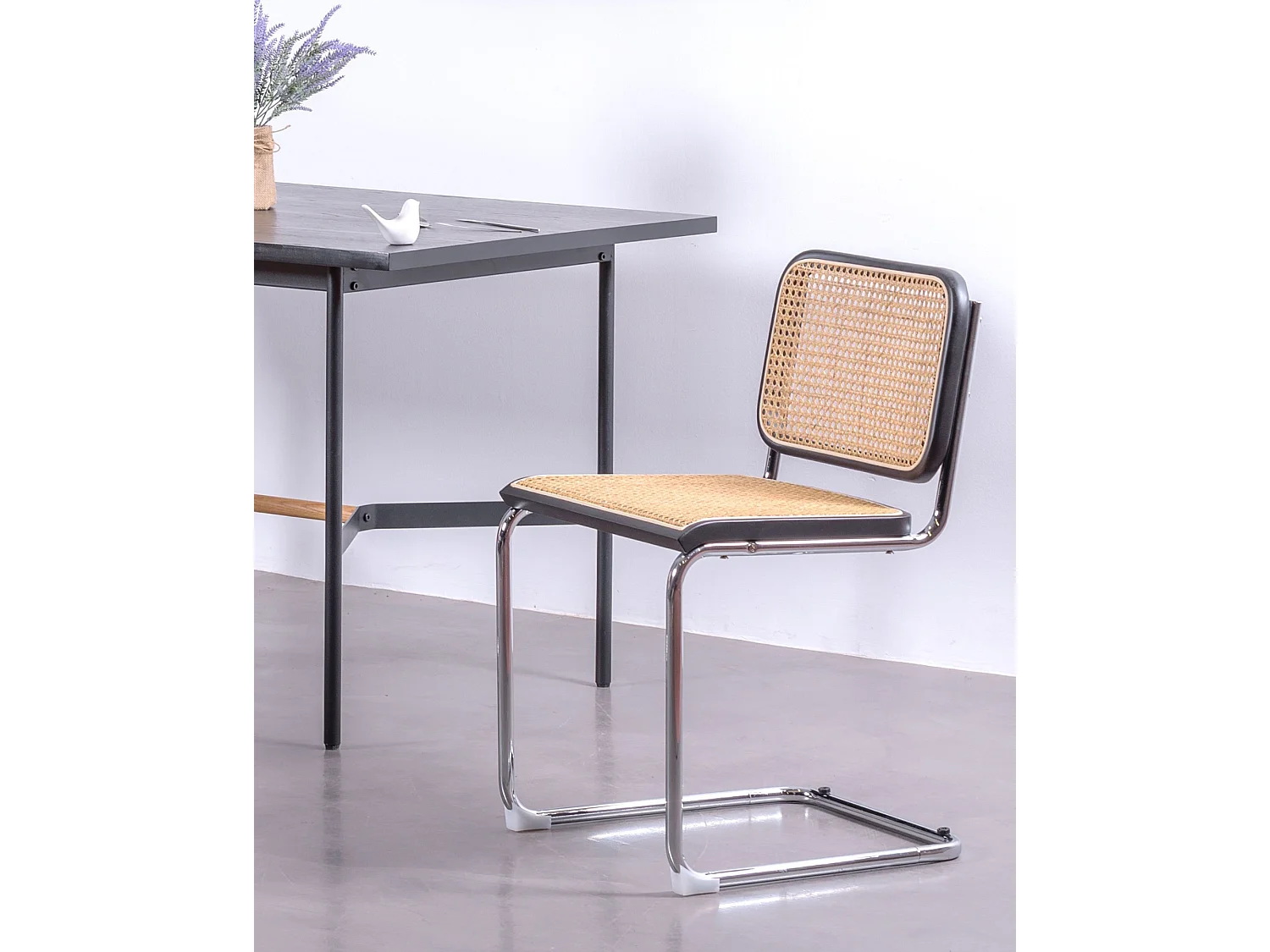 Chaise rétro en rotin naturel et acier chromé - Cesca - Noir