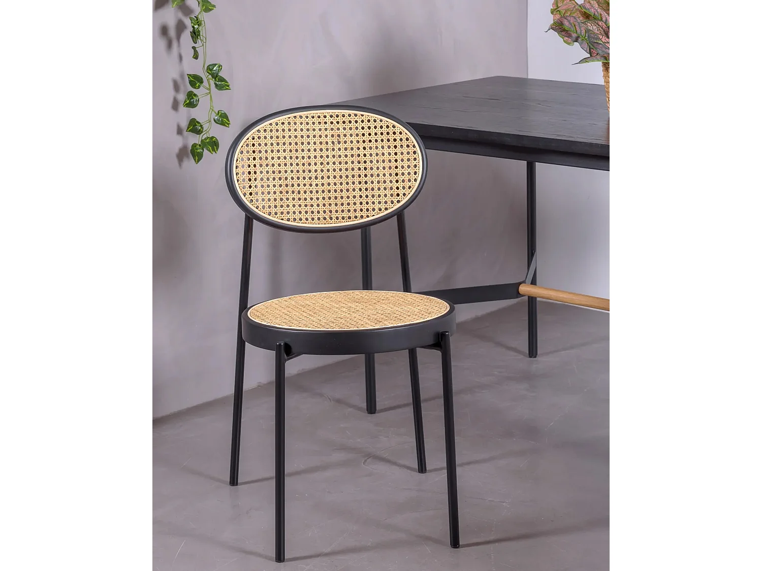 Packung mit 4 Retro-Stühlen mit natürlichen Rattandetails - Preston - Schwarz