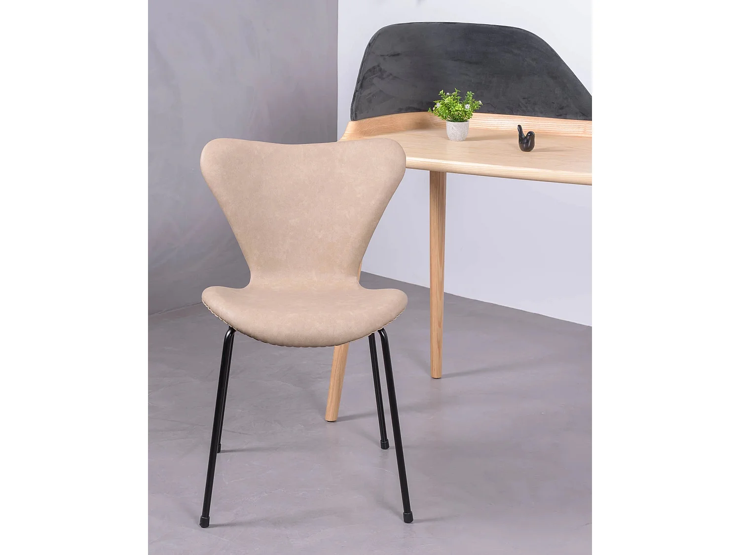 Suite de 4 chaises vintage tapissées en simili cuir - Seven - Beige