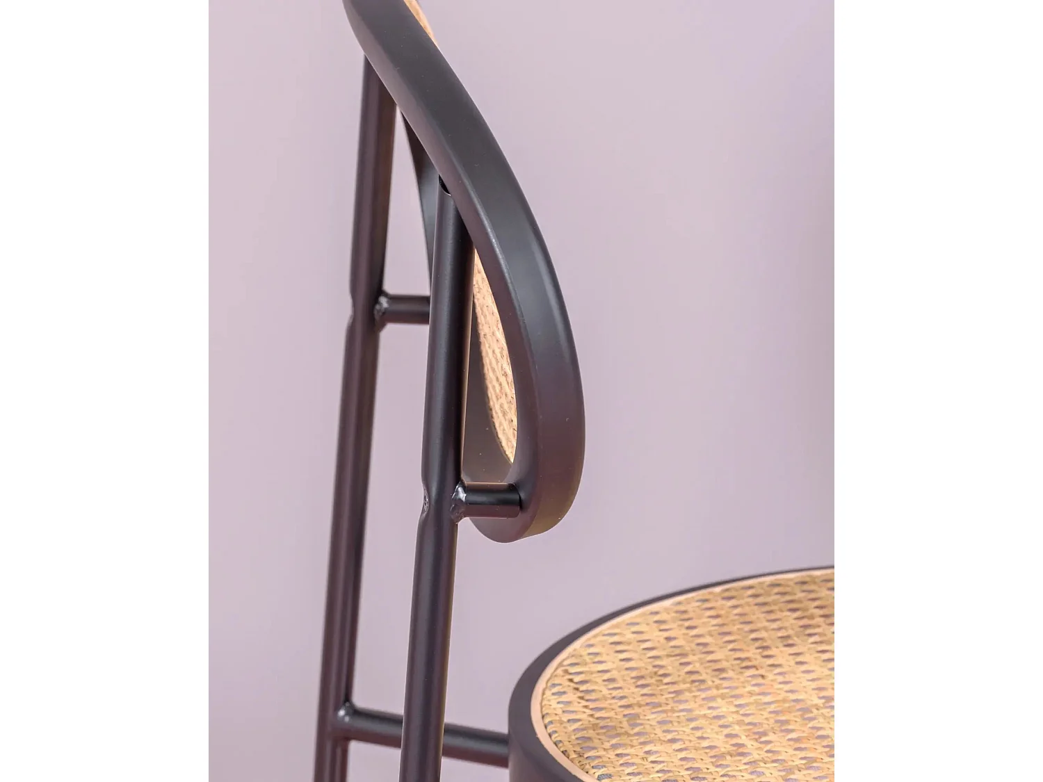 Cadeira de metal com acabamento em rattan natural - Preston - Preto