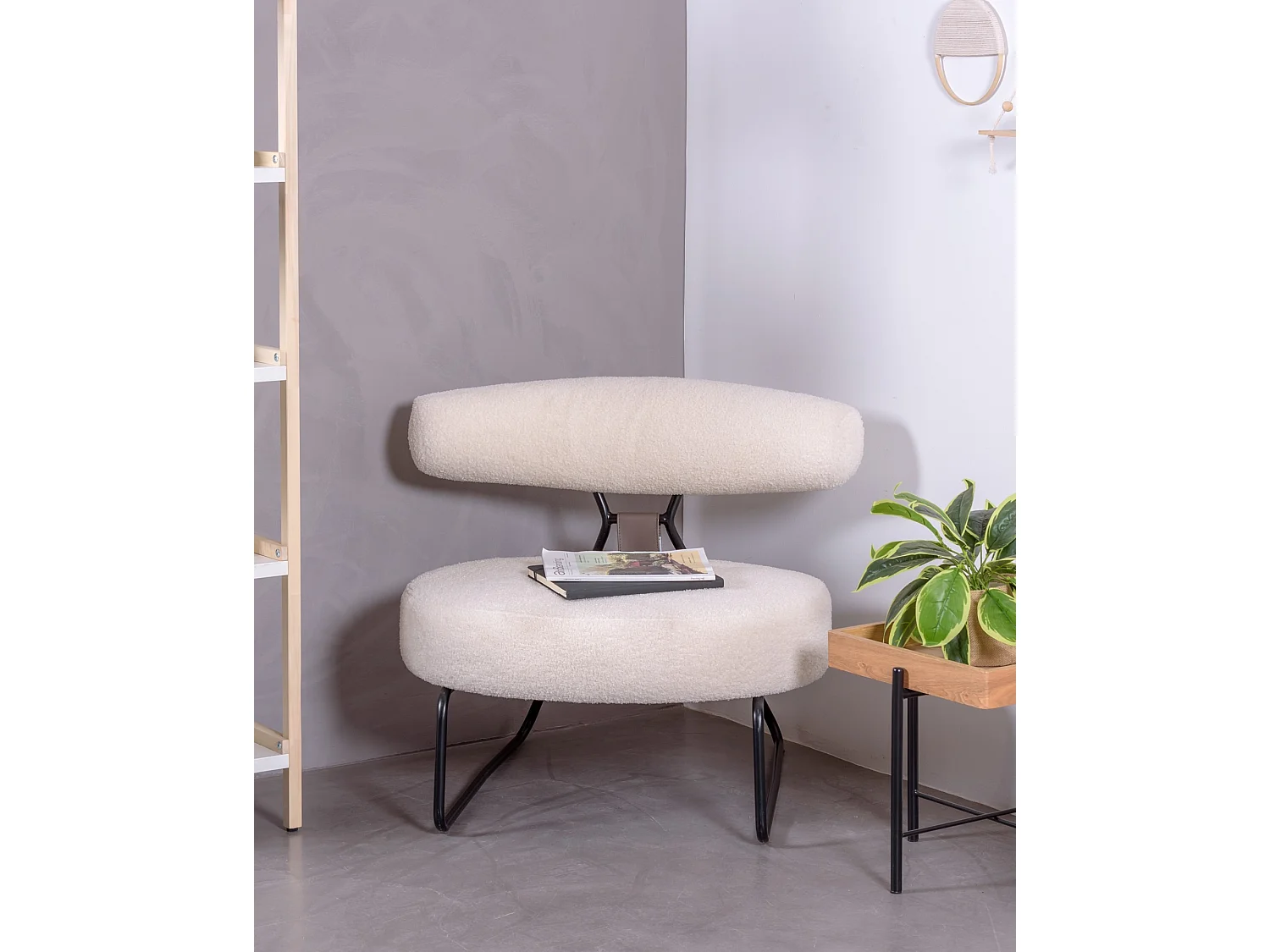 Fauteuil design recouvert de bouclé et piètement en acier - Oxford - Blanc