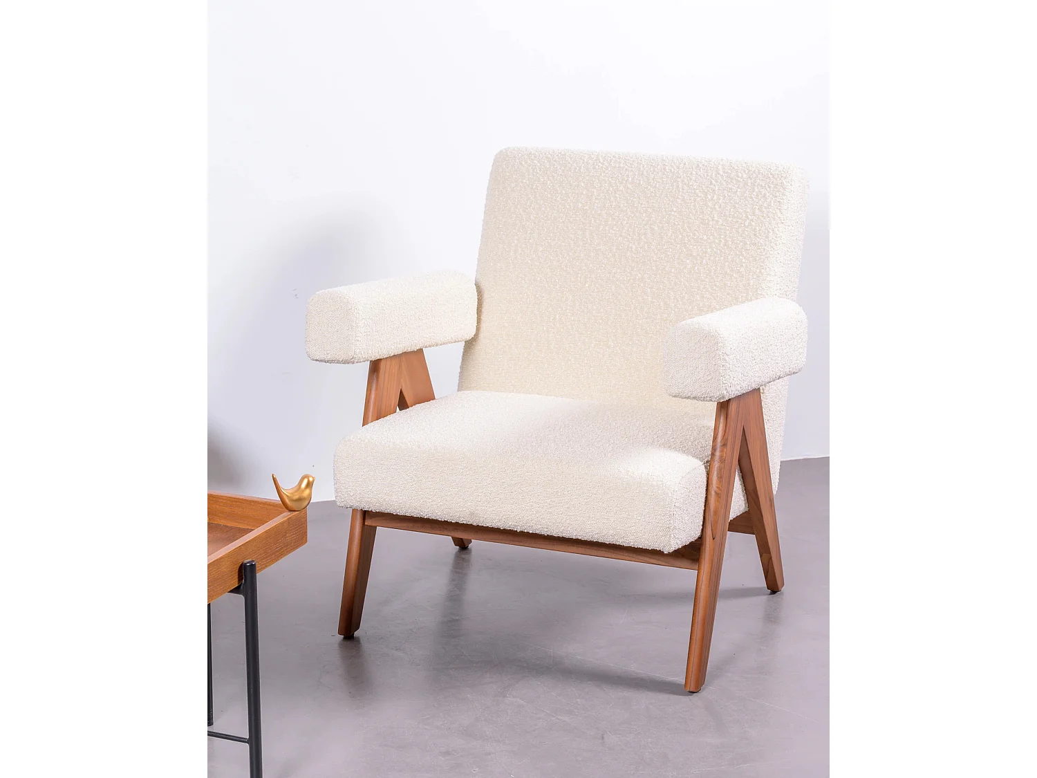 Rustieke fauteuil van massief teakhout en bekleed met bouclé - Compass - Wit