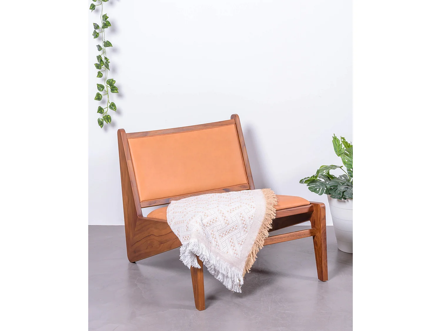 Fauteuil bas en bois de teck massif et recouvert de cuir italien - Compass - Cognac