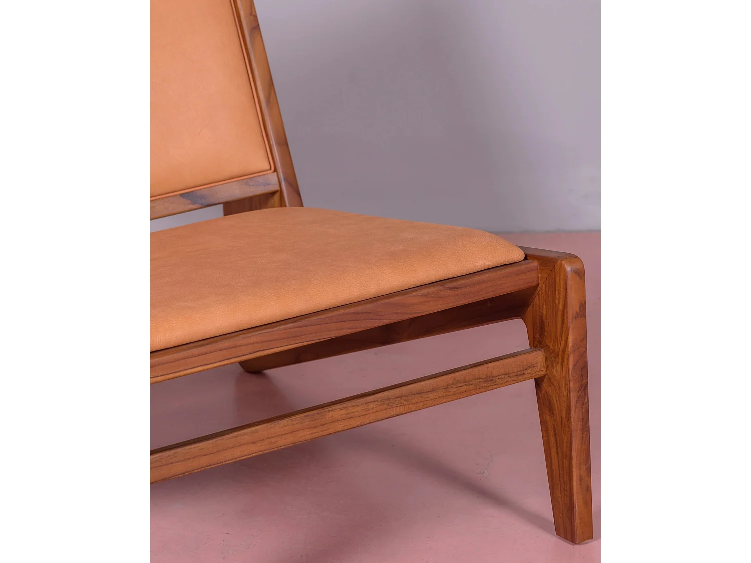 Fauteuil bas en bois de teck massif et recouvert de cuir italien - Compass - Cognac
