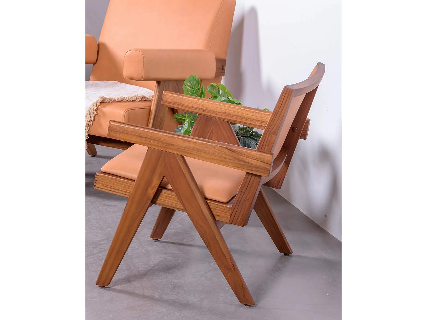 Vintage-Sessel mit Armlehnen aus Teakholz und italienischem Leder - Compass - Cognac