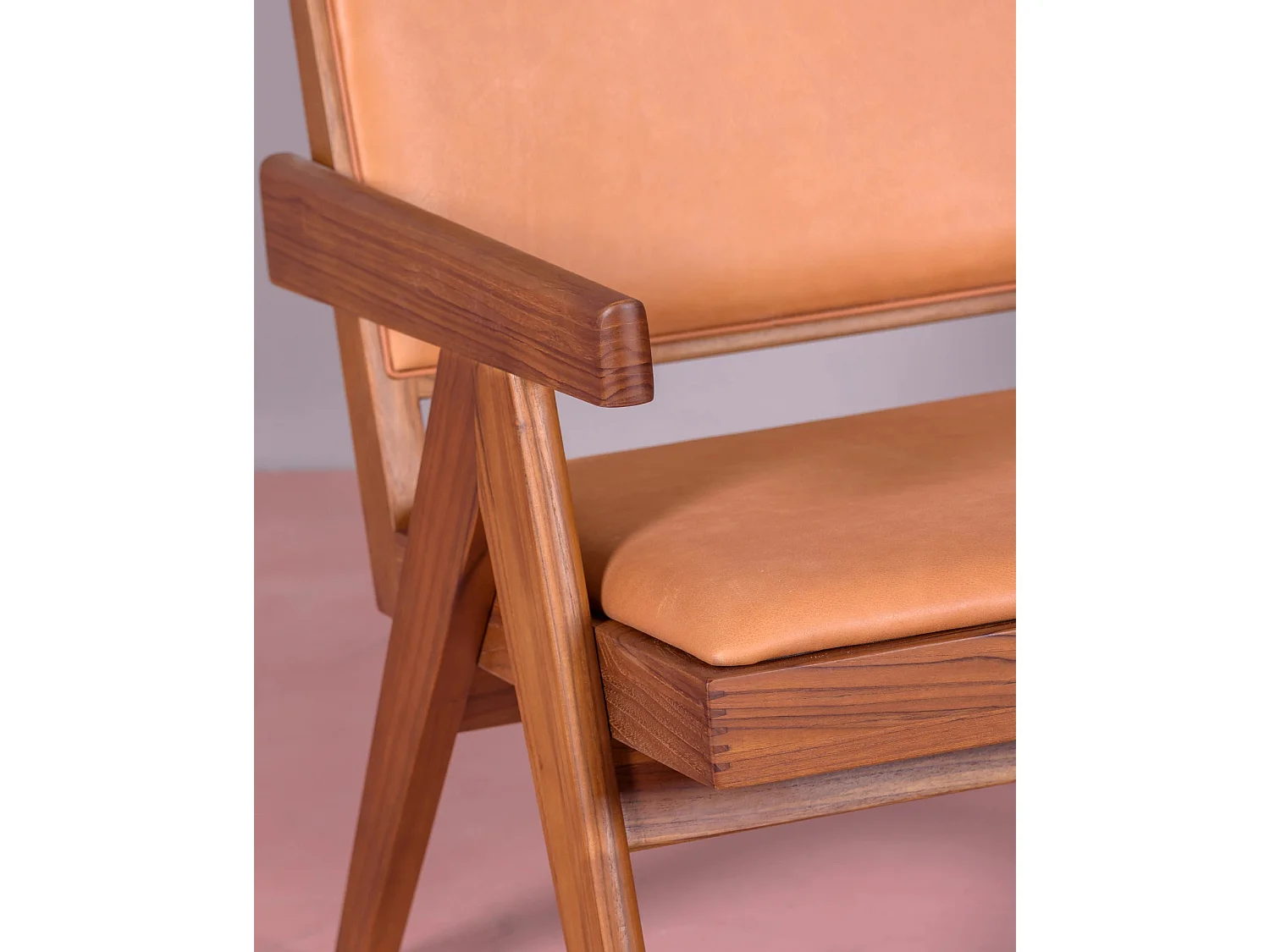 Fauteuil vintage avec accoudoirs en bois de teck et cuir italien - Compass - Cognac