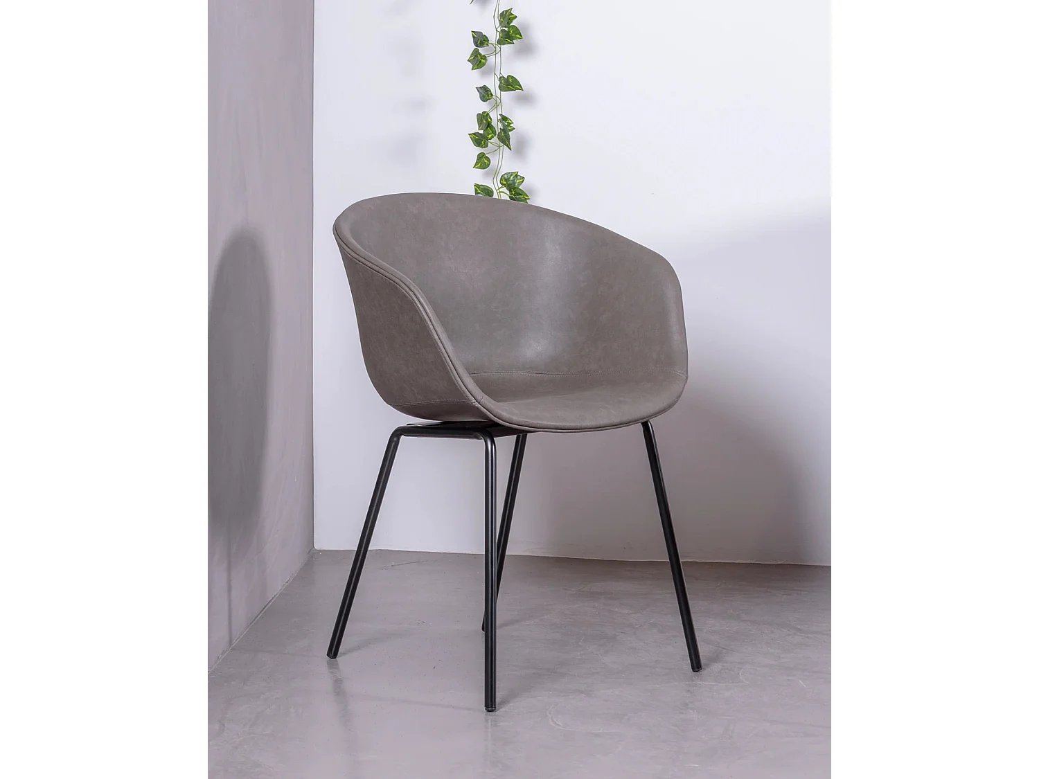 Chaise vintage avec accoudoirs tapissée de simili cuir ciré - Denver - Gris foncé