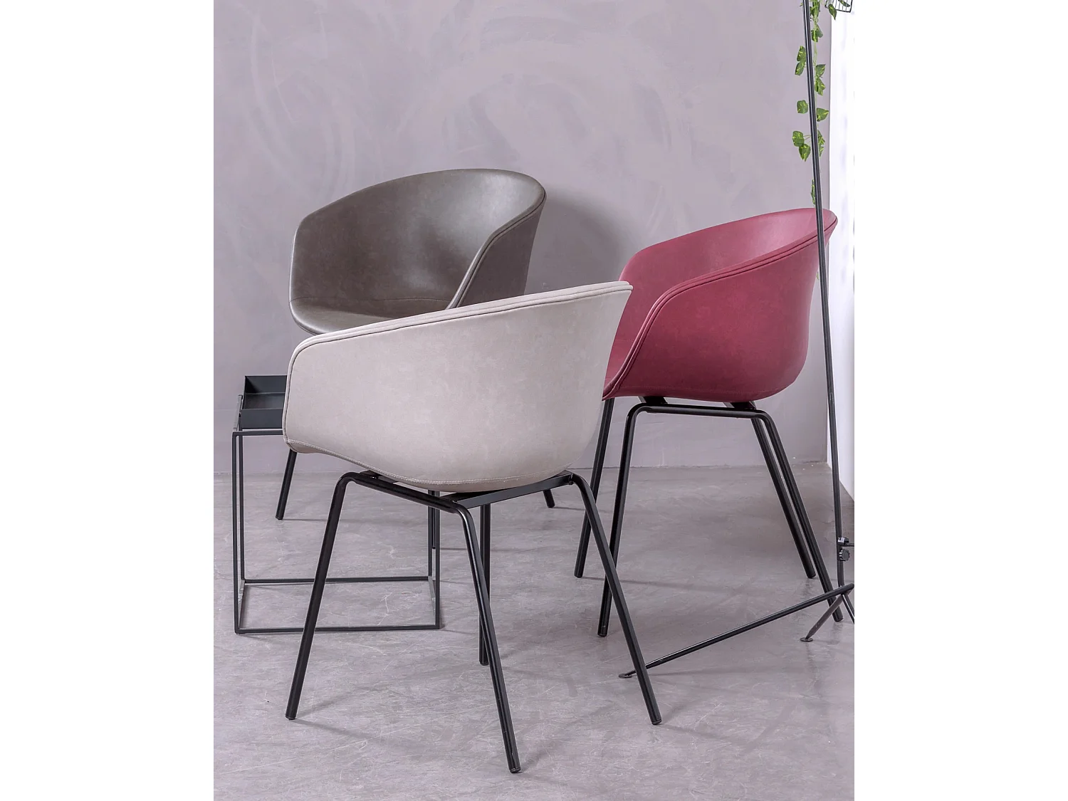 Sedia vintage con braccioli rivestita in similpelle cerata - Denver - Burdeos