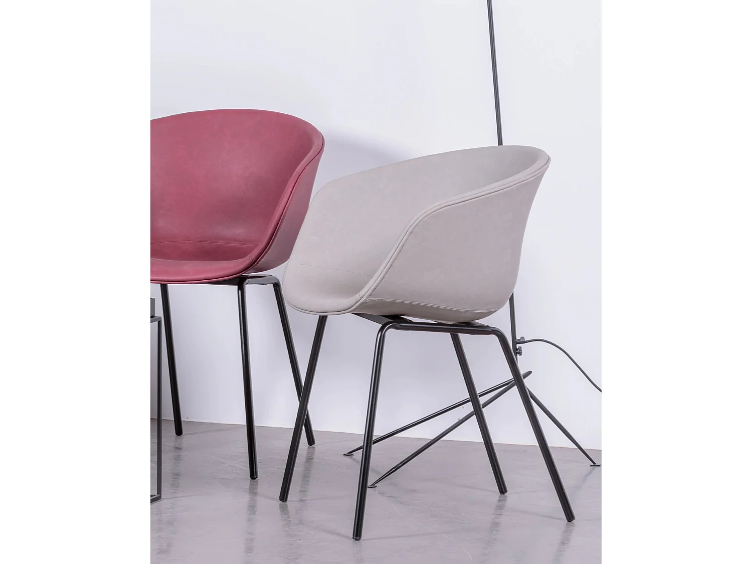 Sedia vintage con braccioli rivestita in similpelle cerata - Denver - Grigio chiaro