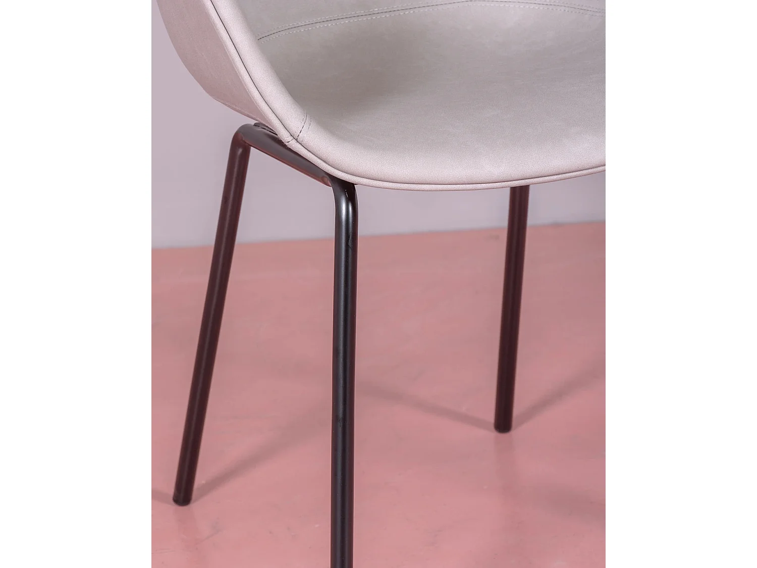 Sedia vintage con braccioli rivestita in similpelle cerata - Denver - Grigio chiaro