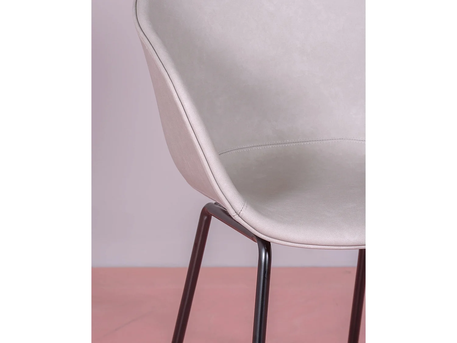 Chaise vintage avec accoudoirs tapissée de simili cuir ciré - Denver - Gris clair