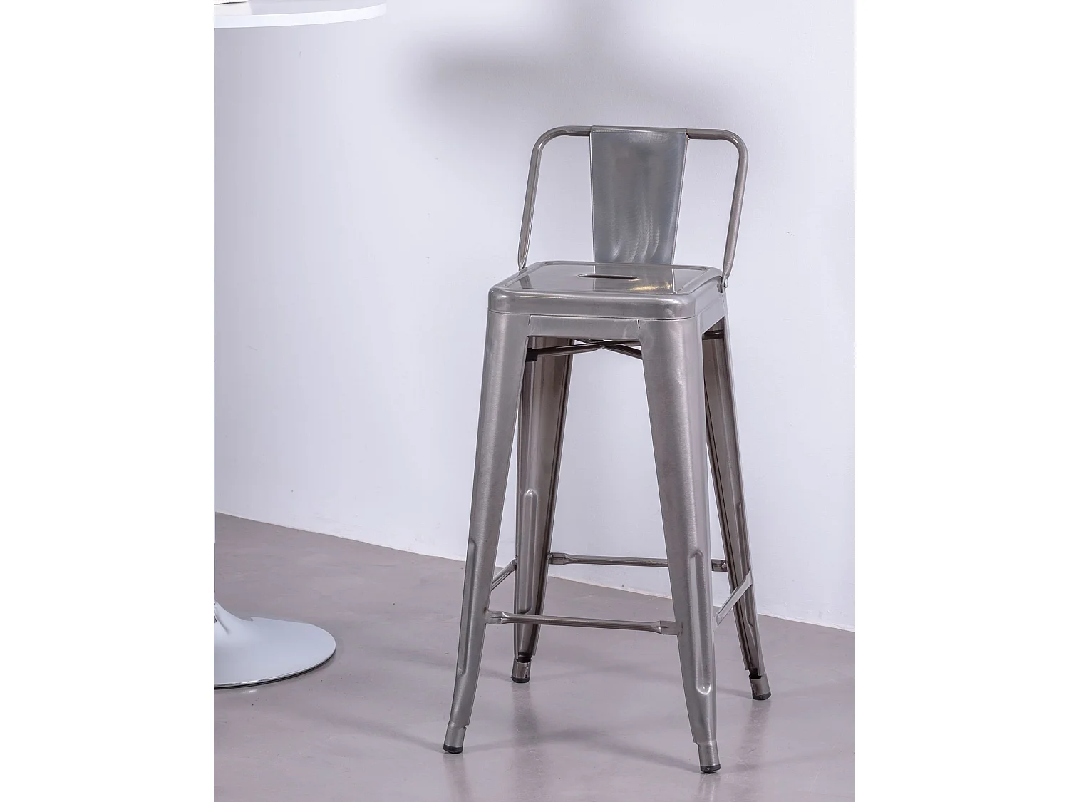 Tabouret industriel en métal à dossier bas (66cm) - Bistro - Métal