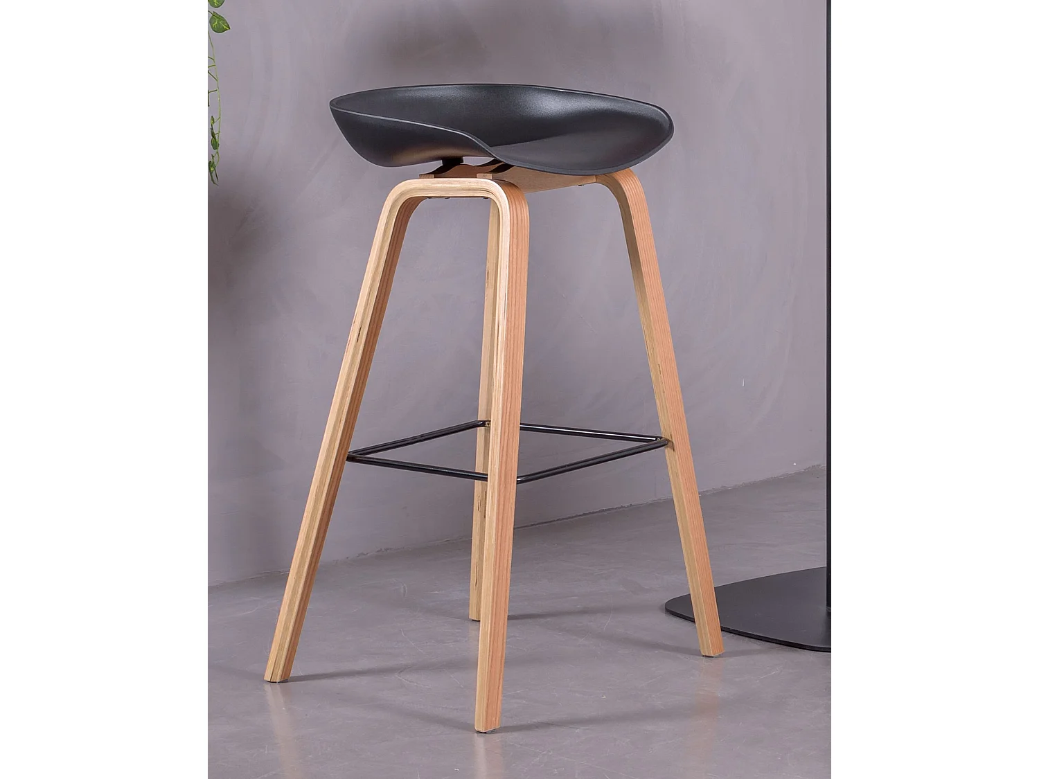 Nordic Kruk met beukenhouten poten (75cm) - Daxer - Zwart