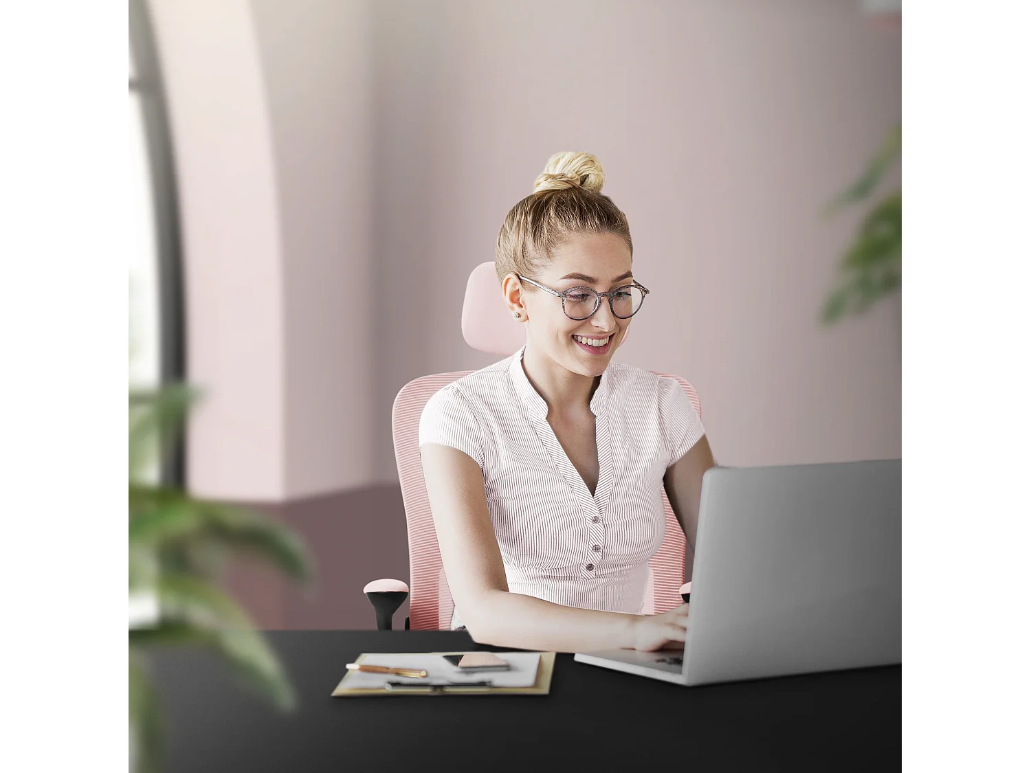 Silla de oficina ergonomica, asiento ordenador rosa regulable con reposacabezas
