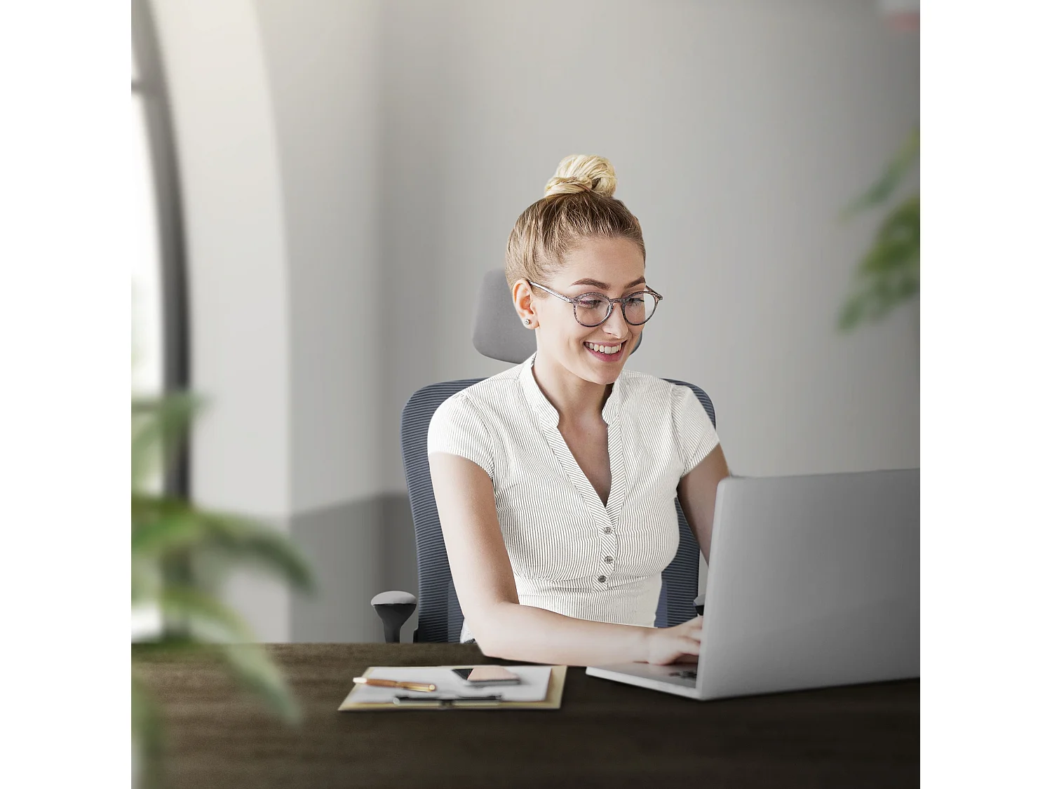 Silla de oficina ergonomica, asiento ordenador gris regulable con reposacabezas