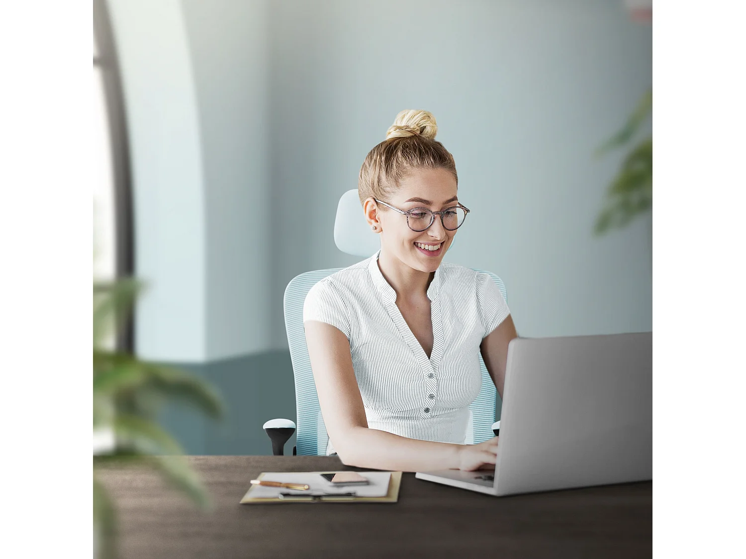 Chaise de bureau gaming ergonomique bleu pivotant en maille appui-tête réglable