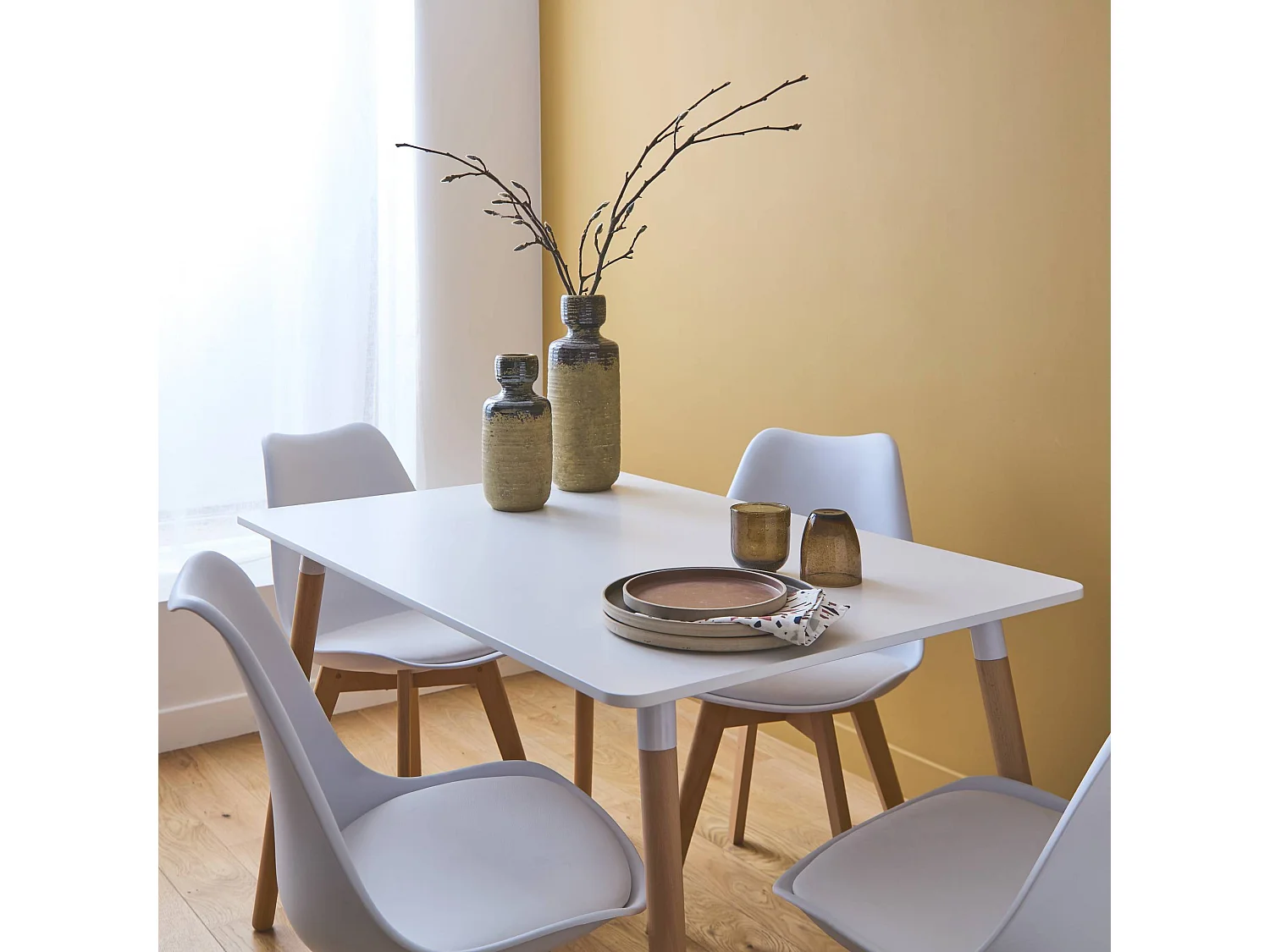 Set tavolo e 4 sedie da pranzo scandinavo con gambe in legno,