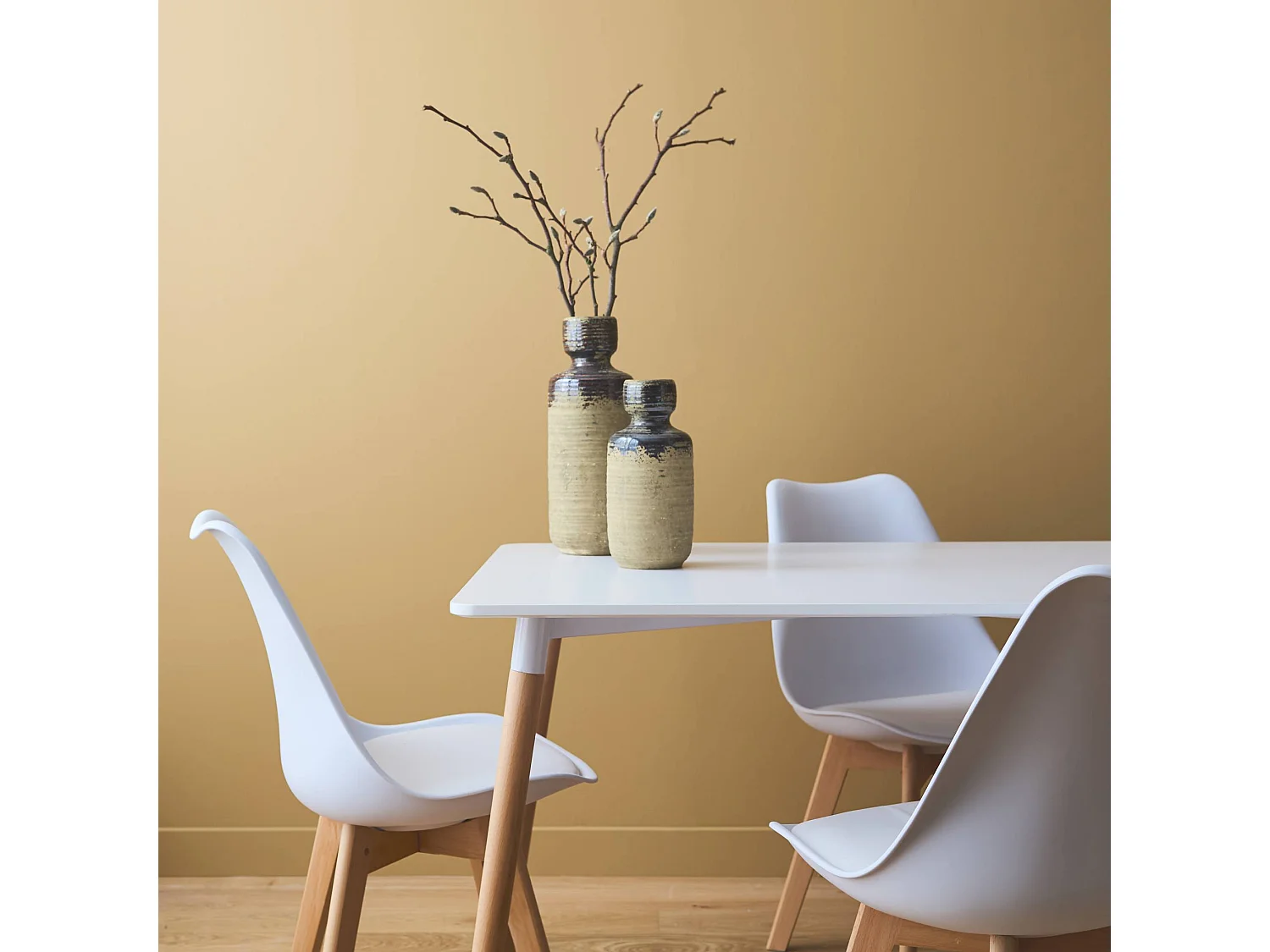 Set tavolo e 4 sedie da pranzo scandinavo con gambe in legno,