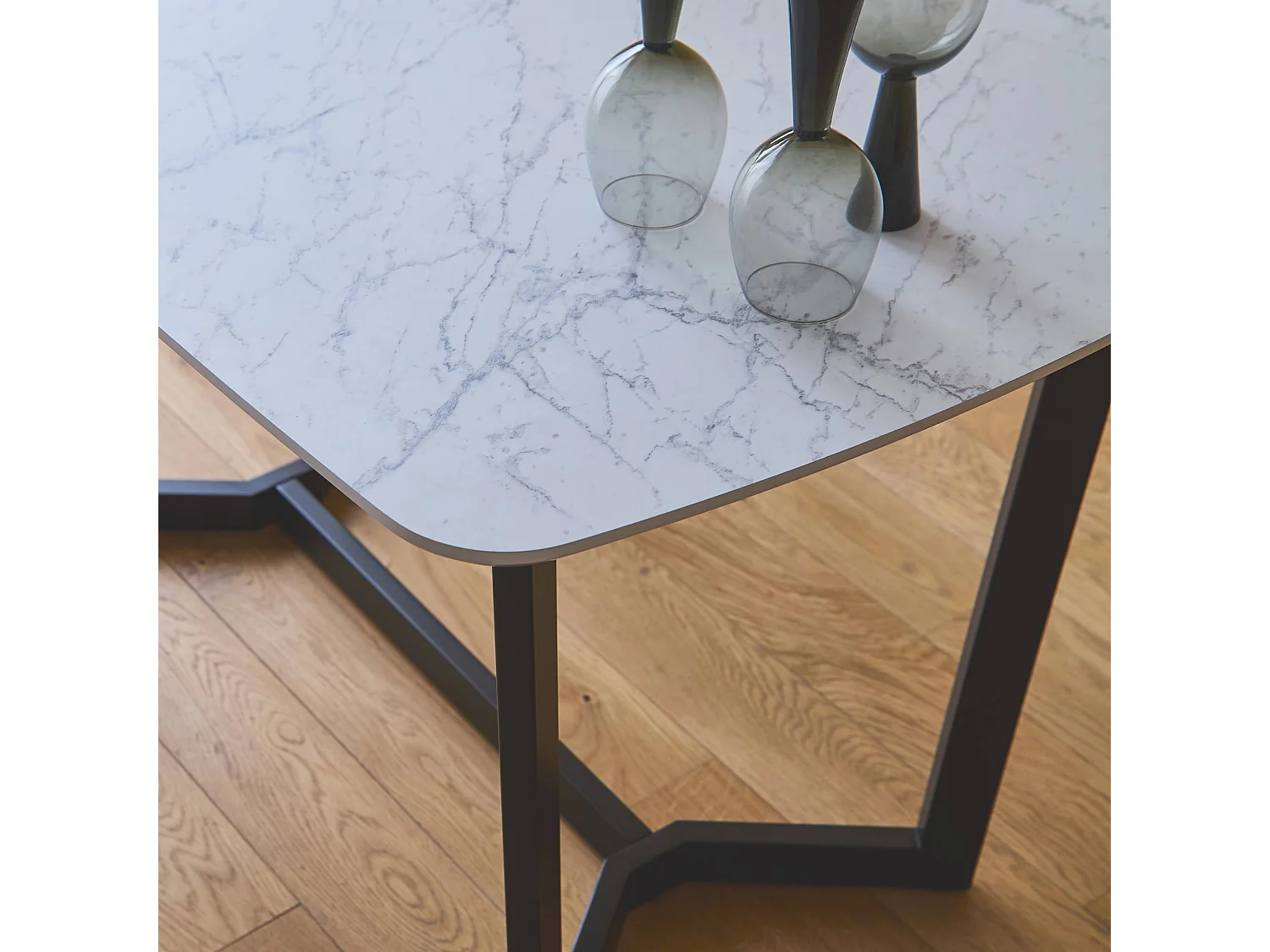 Table à manger 4 à 6 places effet marbre. pieds métal noir. 120cm