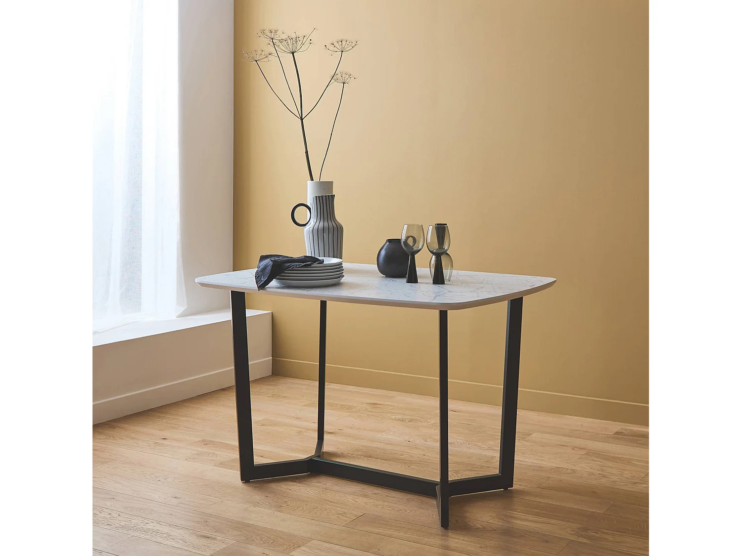 Table à manger 4 à 6 places effet marbre. pieds métal noir. 120cm