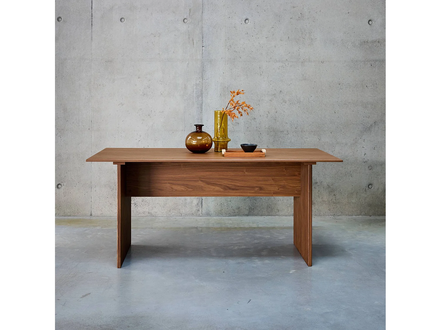 Table à manger rectangulaire décor bois sculpté 4-6 places. 170cm. couleur noyer
