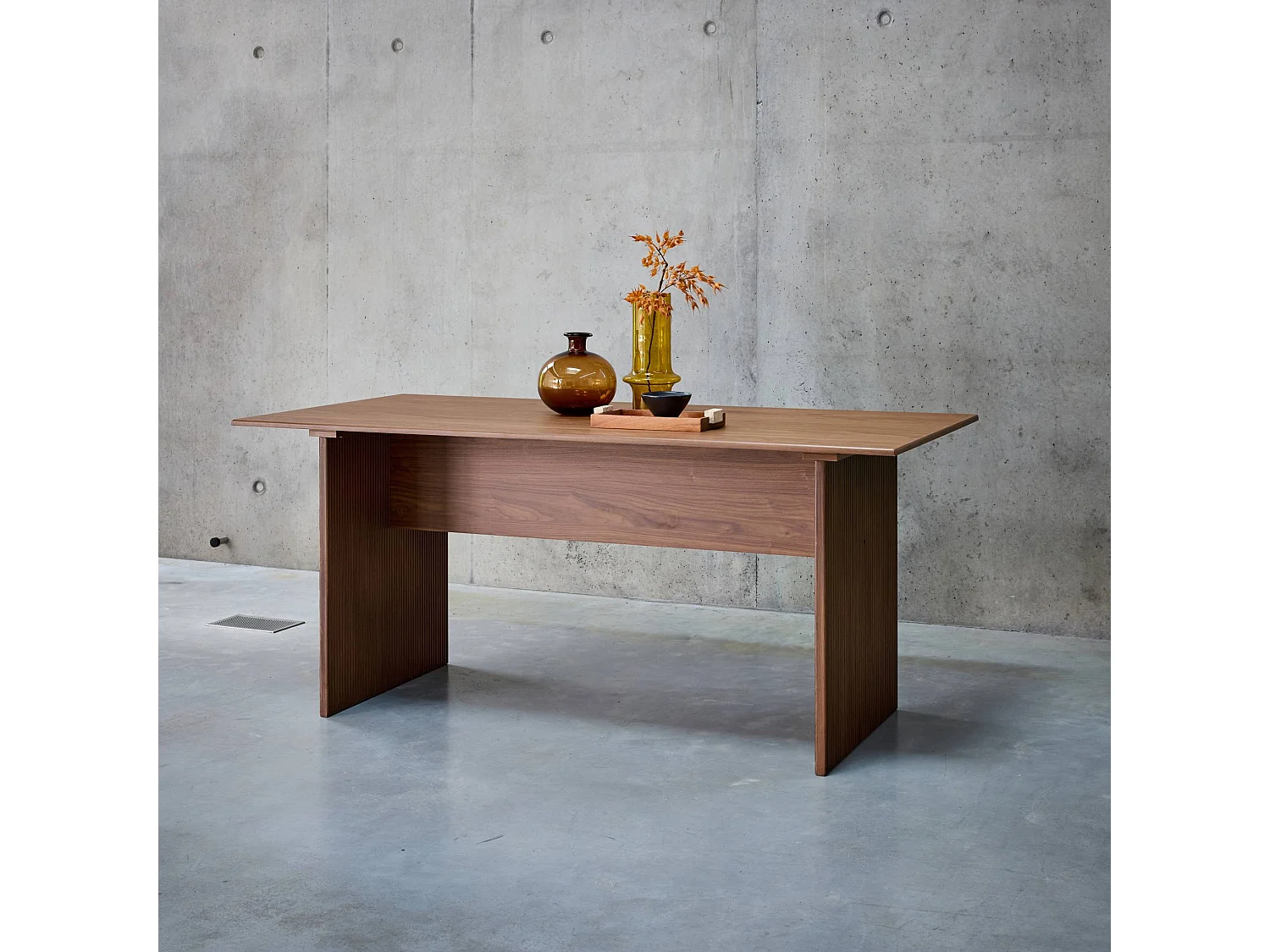 Table à manger rectangulaire décor bois sculpté 4-6 places. 170cm. couleur noyer