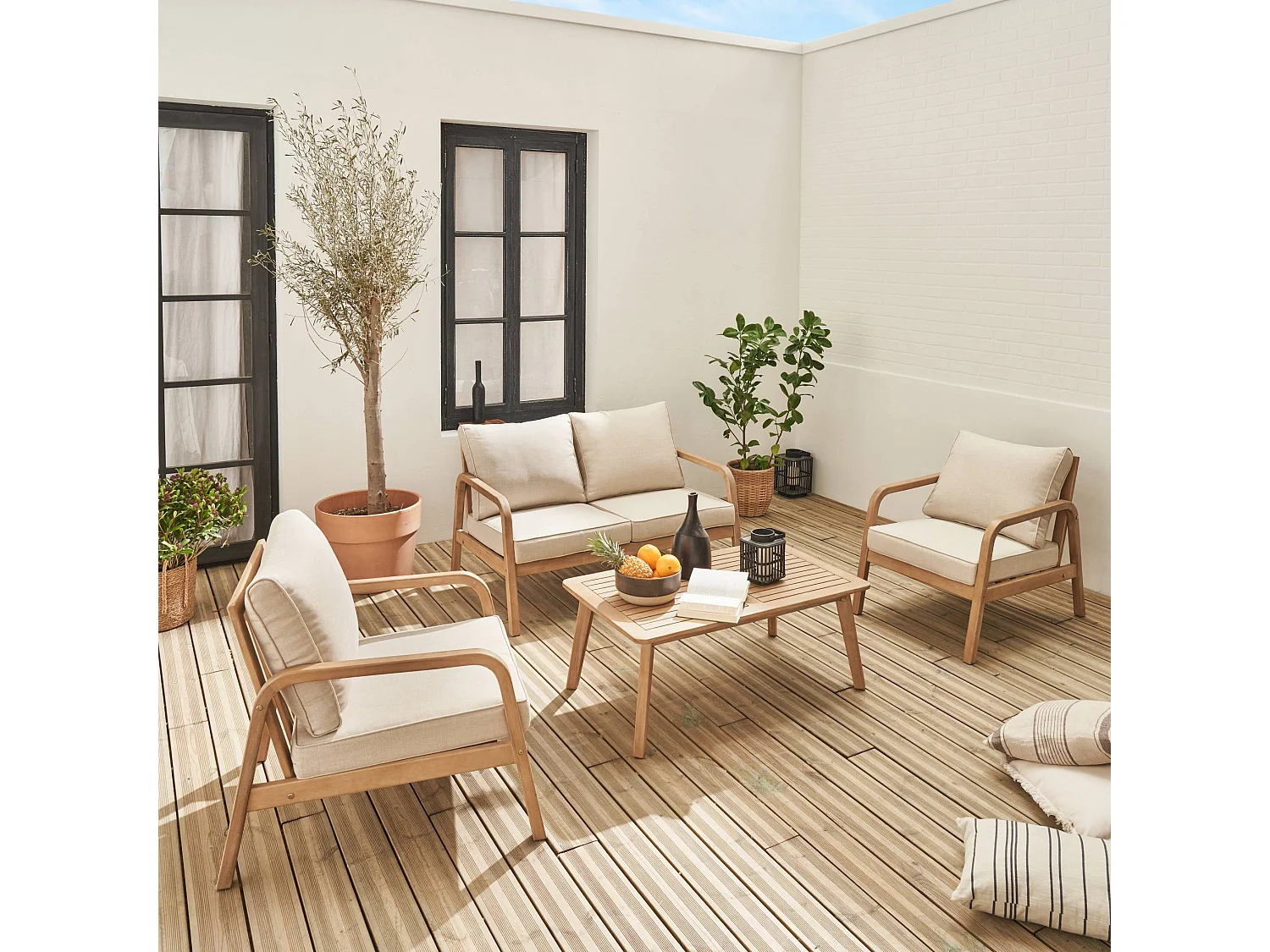 salon de jardin en bois d'acacia 4 places beige CARNOTA. coussins déhoussables. 2 fauteuils. 1 canapé 2 places et 1 table