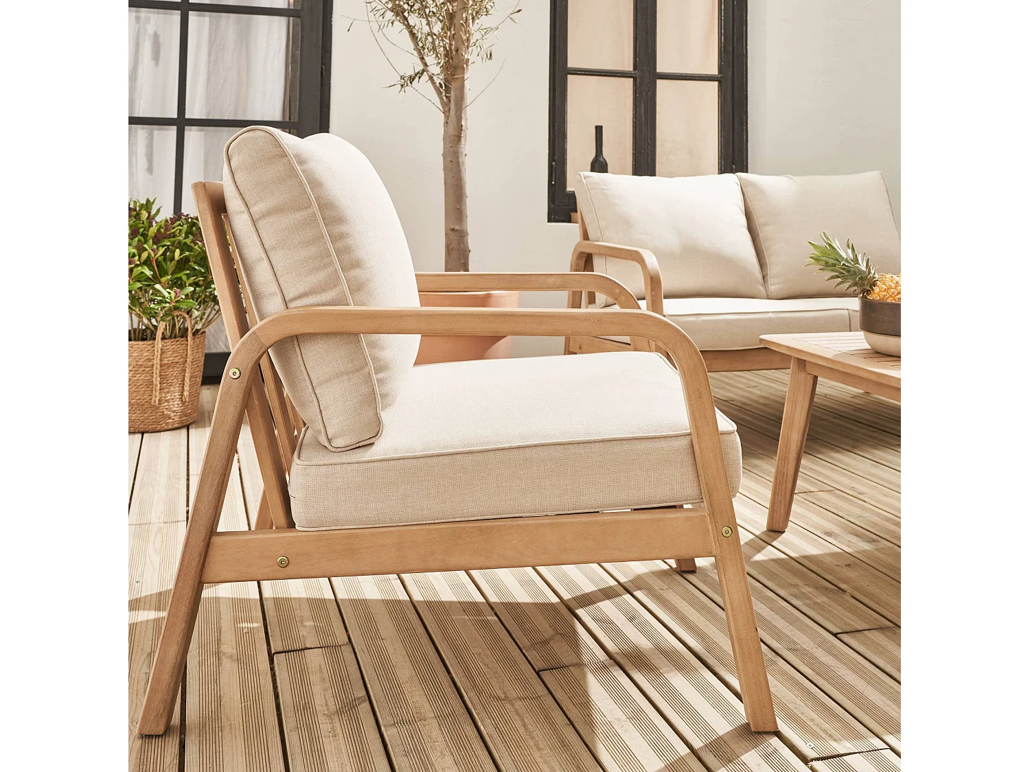 salon de jardin en bois d'acacia 4 places beige CARNOTA. coussins déhoussables. 2 fauteuils. 1 canapé 2 places et 1 table