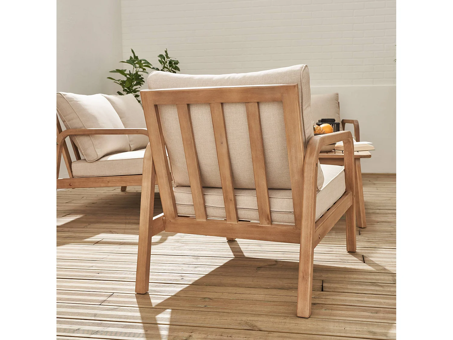 salon de jardin en bois d'acacia 4 places beige CARNOTA. coussins déhoussables. 2 fauteuils. 1 canapé 2 places et 1 table