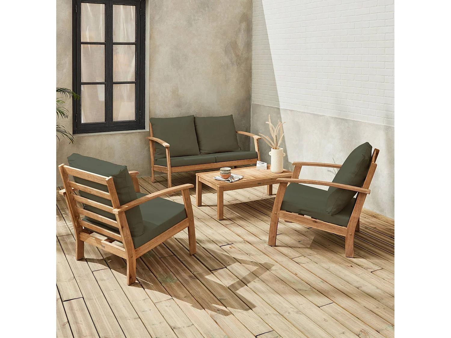 Salon de jardin en bois 4 places Coussins kaki. canapé. fauteuils et table basse en acacia. design